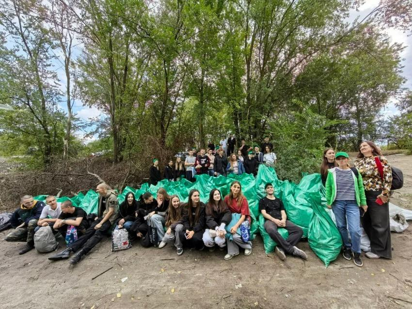 Кумженскую рощу очистили от мусора во время осеннего субботника