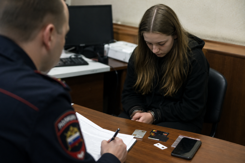 Хотела легких денег: подросток из Ростова оформила карту на себя для мошенников и попала под уголовку  