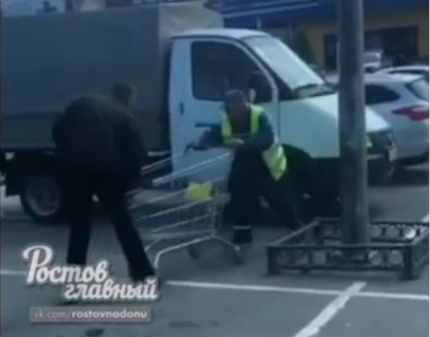 Драка сотрудников магазина за мелочь из тележки попала на видео в Ростове