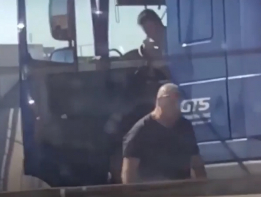 Закончившийся киношной стрельбой конфликт дальнобойщиков на ростовской трассе попал на видео
