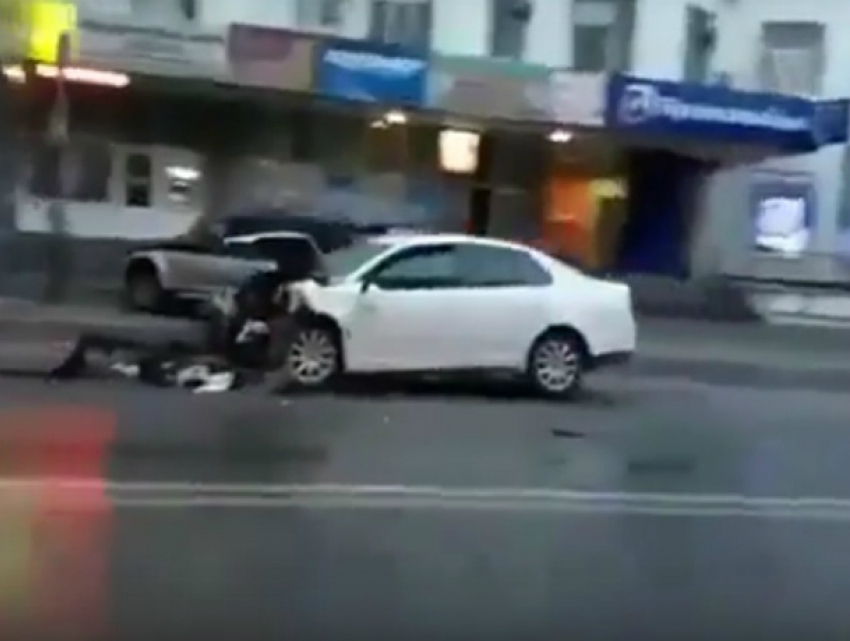 Жуткую аварию с вырезанием водителя из салона иномарки в Ростове сняли на видео