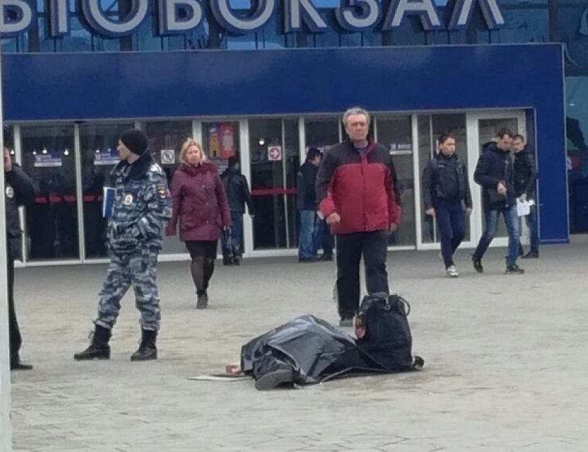 Труп мужчины возле автовокзала в Ростове сфотографировали с нескольких сторон прохожие
