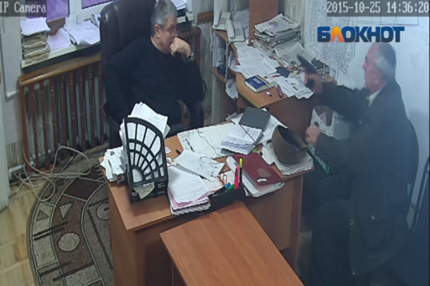 Экс-депутат от КПРФ  попал под следствие за то, что  угрожал пистолетом заммэра Зверево 