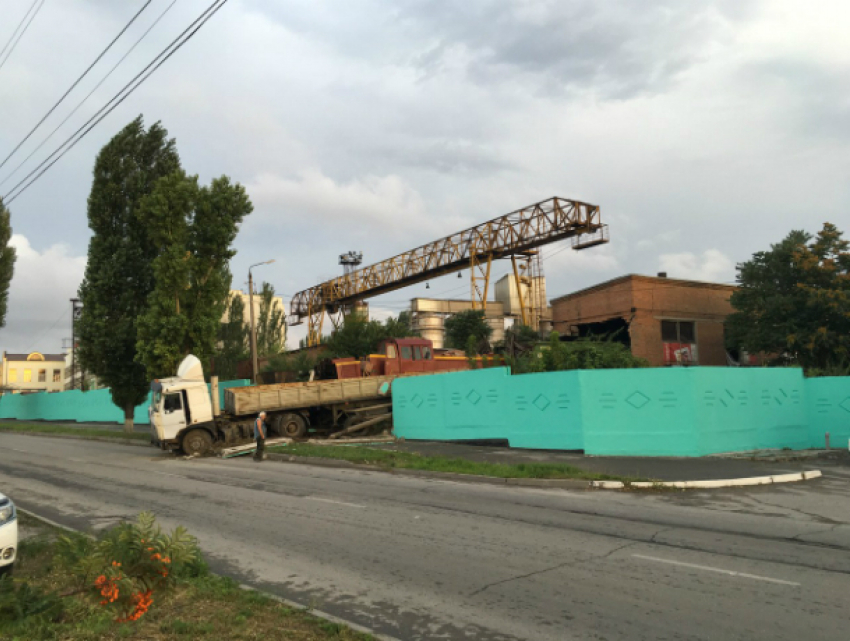 Пьяный машинист поезда протаранил стену строительного завода и разбил фуру под Ростовом на видео