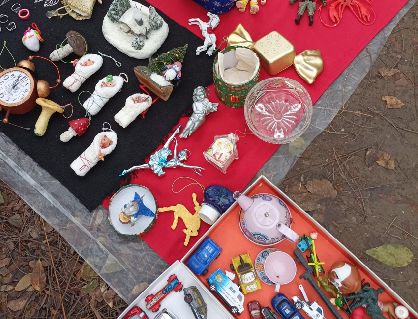Новогодние игрушки за 30 тысяч и «лампа Аладдина»: что можно найти на антикварной барахолке в Ростове