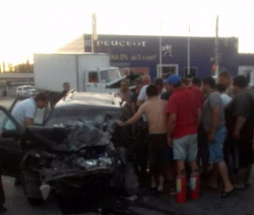 Водителю, зажатому в машине после ДТП, помогли выбраться прохожие из Ростова