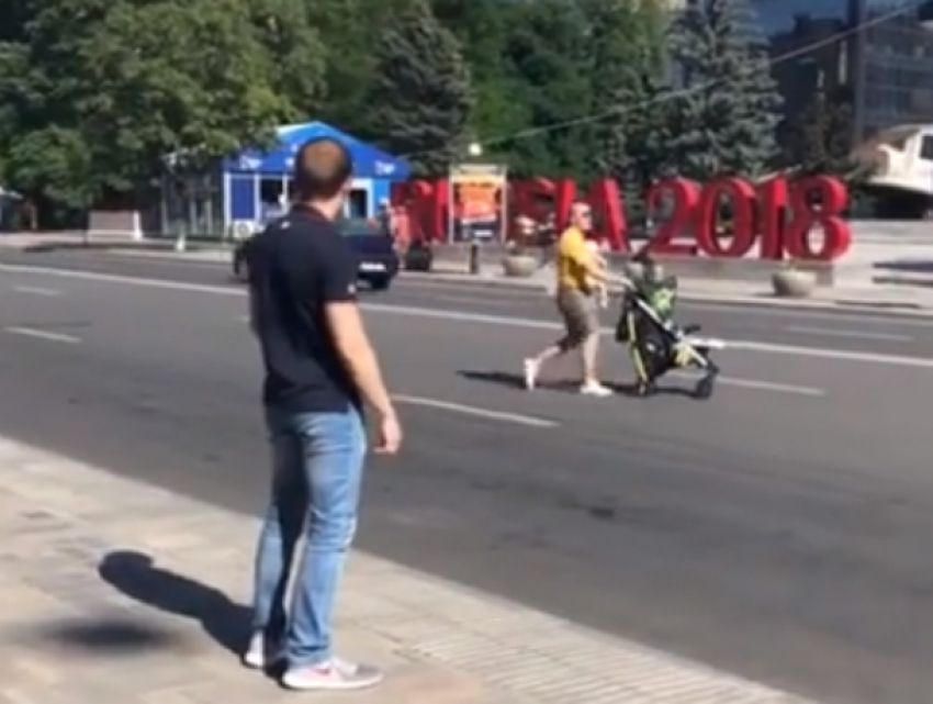 Выбежавший наперерез автомобилям «яжпапа» с коляской возмутил ростовчан и попал на видео