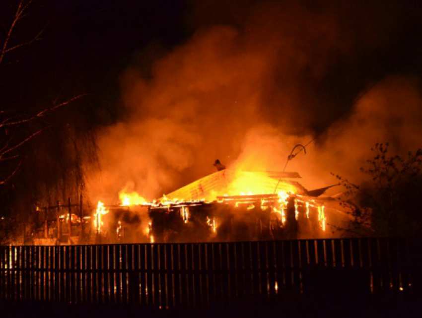 Женщина обгорела до неузнаваемости при пожаре дома в Ростовской области
