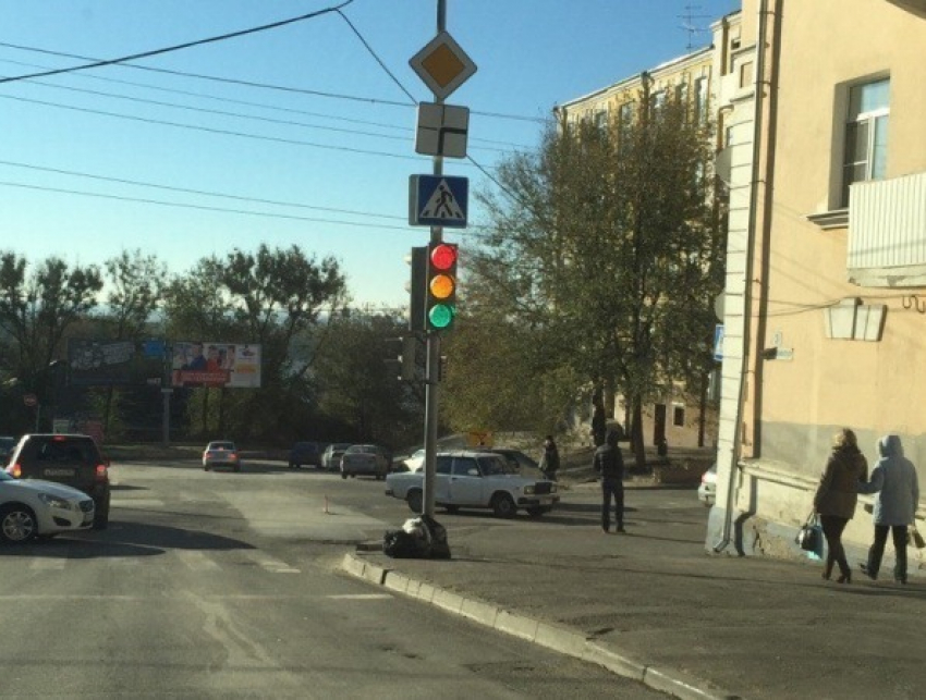 В Ростове сломанный светофор стал причиной ДТП на пересечении Богатяновского и Седова