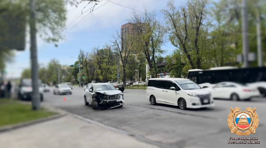 На Стачках в Ростове два пассажира иномарок пострадали в лобовом ДТП