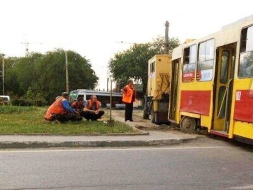Сошедший с рельсов трамвай создал огромную автомобильную пробку в Ростове-на-Дону
