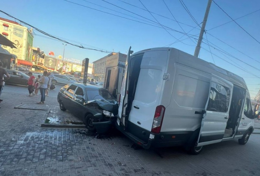При столкновении трех автомобилей в Ростове травмы получил пешеход