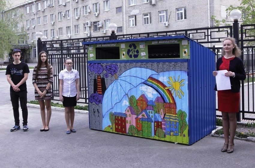 В Ростове дети украсили эко-накопители для макулатуры