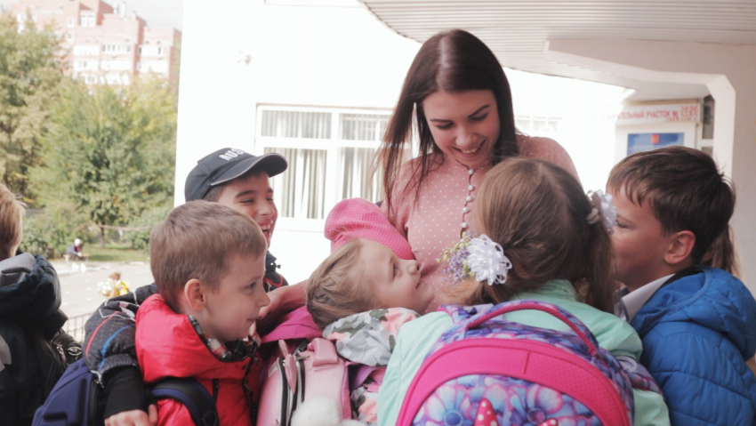 Школьники из Ростова необычно поздравили своих учителей с праздником