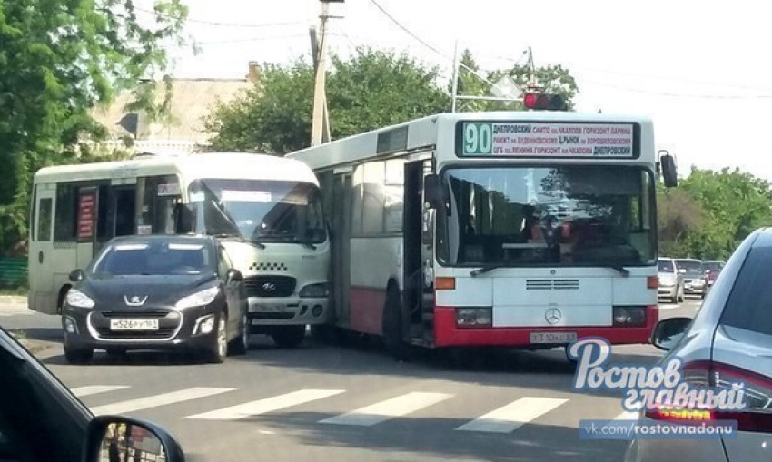 Авария с участием автобуса и маршрутки произошла на Казахской 