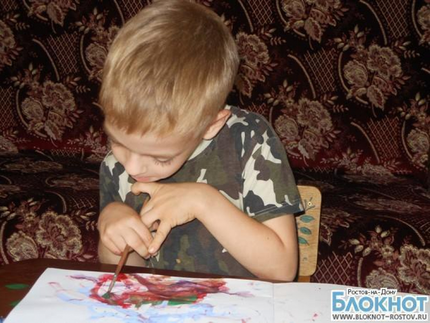 В Ростове выставили картины 7-летнего мальчика, чтобы собрать ему деньги для лечения ДЦП