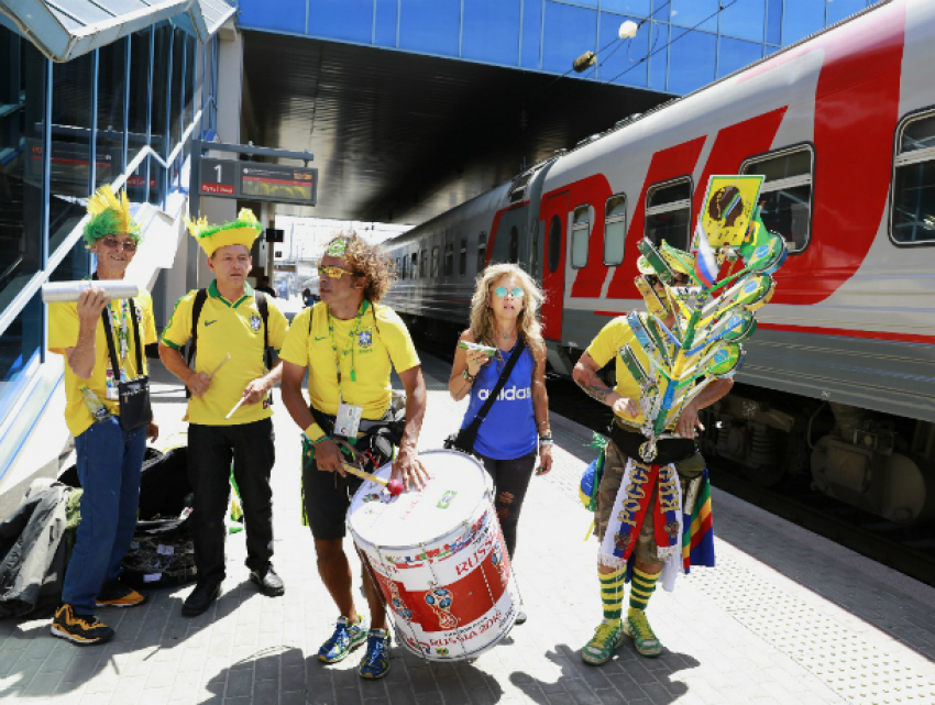 Около 700 счастливых разряженных болельщиков приехали на поезде из Москвы в Ростов