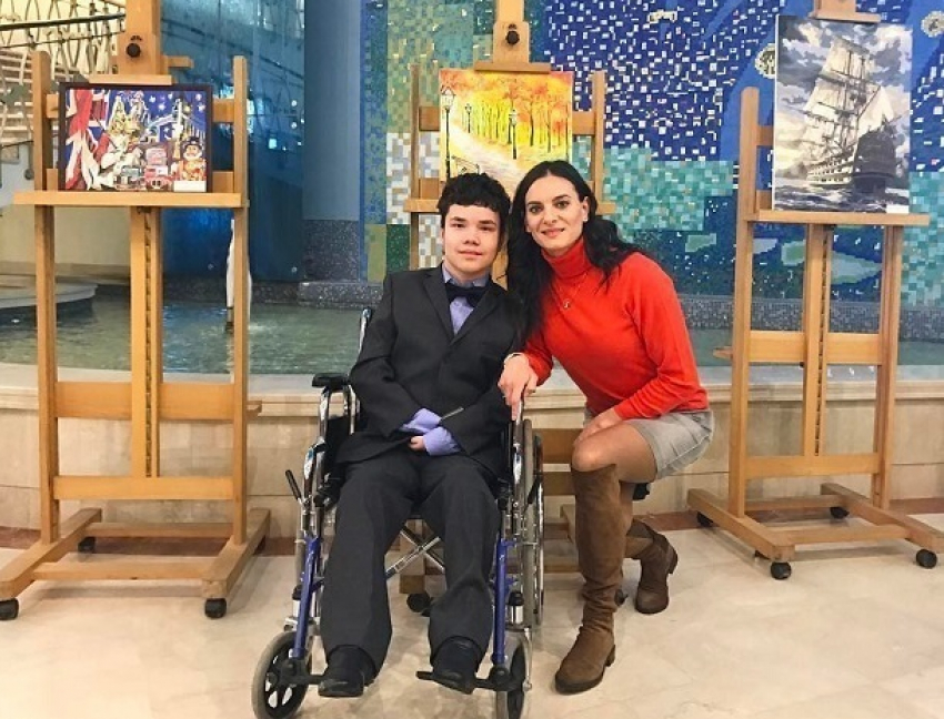 Елена Исинбаева прославила «упорного» жителя Новочеркасска, который пишет картины зубами