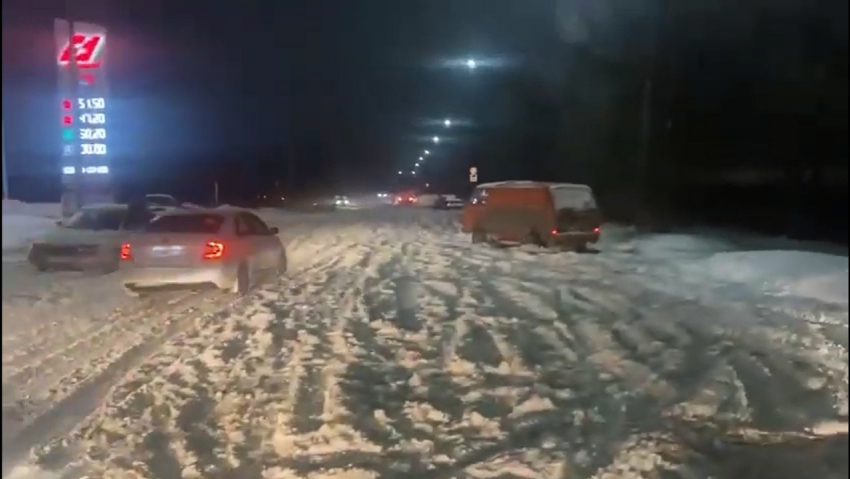 В Ростовской области полицейские помогли 40 водителям выбраться из снежного тупика