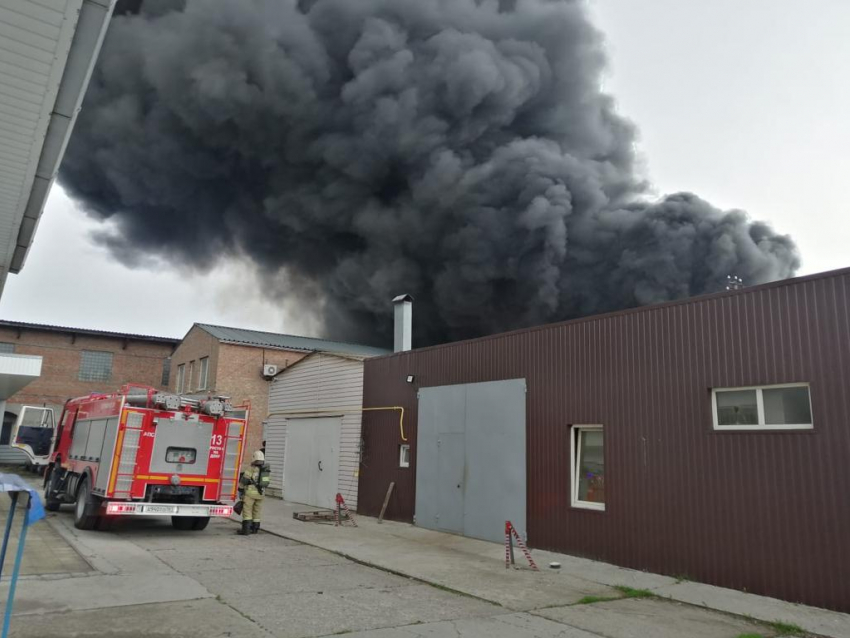 Спасатели потушили крупный пожар на складе в Ростове