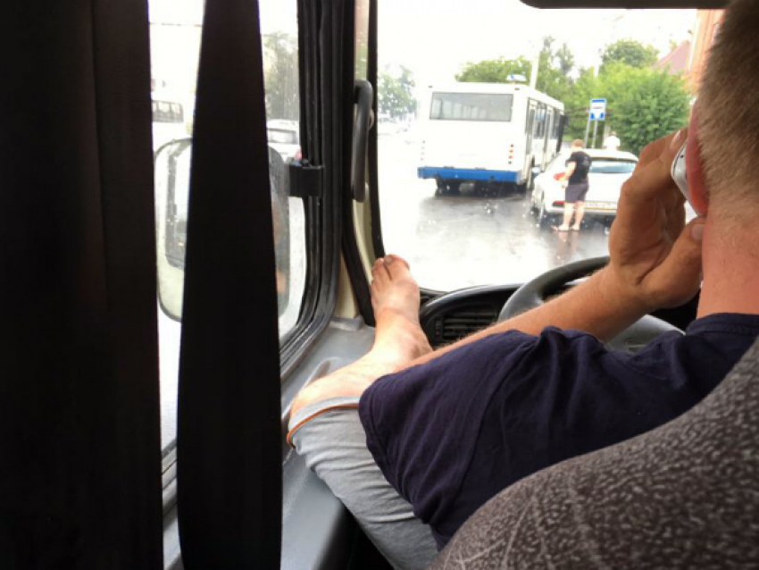 Задравший голые ноги и болтающий по телефону водитель маршрутки возмутил пассажиров в Ростове