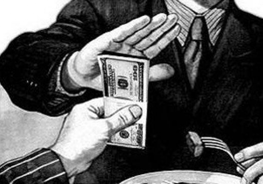 Полицейский из Аксайского района отказался от взятки в 100 тысяч рублей 