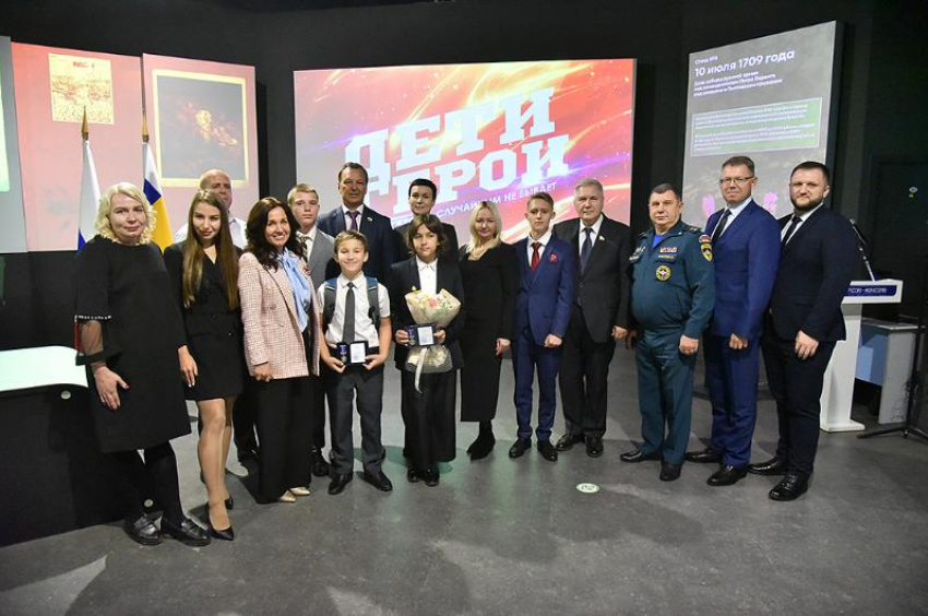 В Ростове четырех детей-героев наградили за мужество в чрезвычайных ситуациях