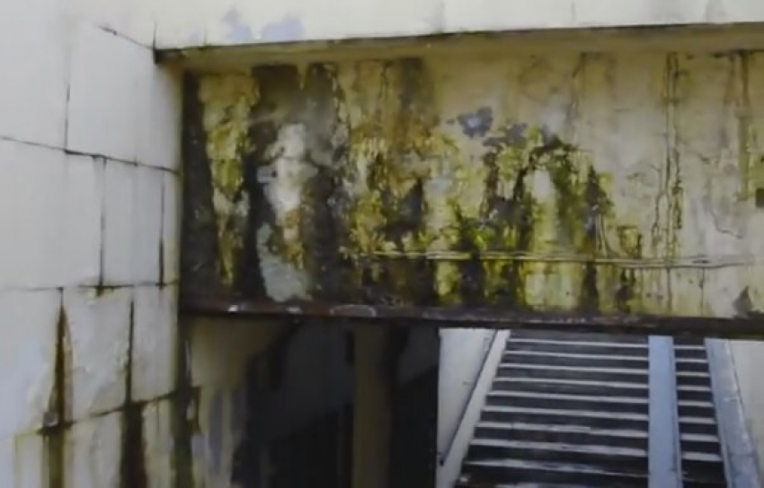 В Ростове подземный переход заливает канализационные стоки