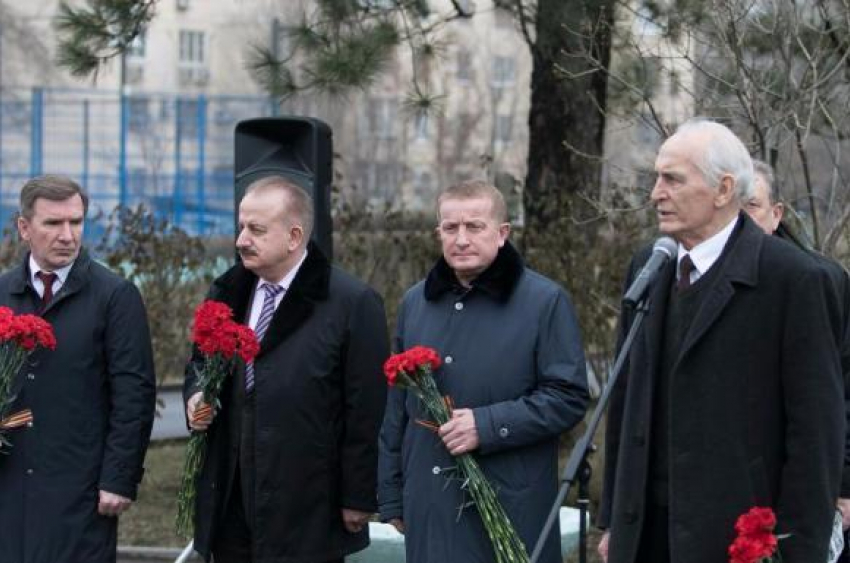 В Ростове Василий Лановой возложил цветы к памятнику преподавателям и студентам, погибшим в годы войны 