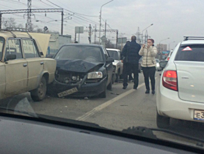  Машина ДПС повернула через сплошную и спровоцировала массовую аварию в Ростове 