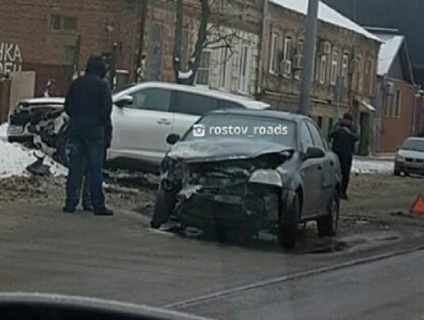 Две иномарки получили повреждения при столкновении в центре Ростова