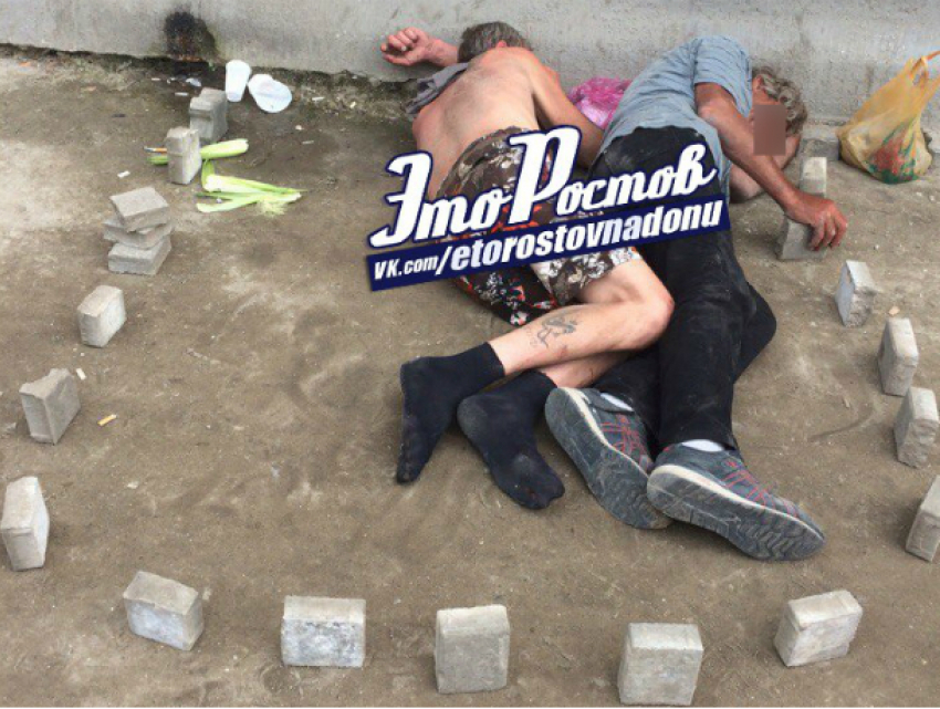 Отгородившиеся от «жестокого мира» счастливые бомжи мирно спали на тротуаре в центре Ростова