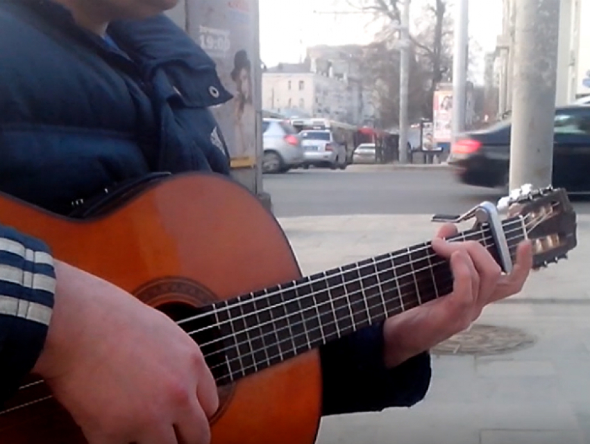 Душевно исполняющий песни Цоя уличный гитарист порадовал жителей в Ростове