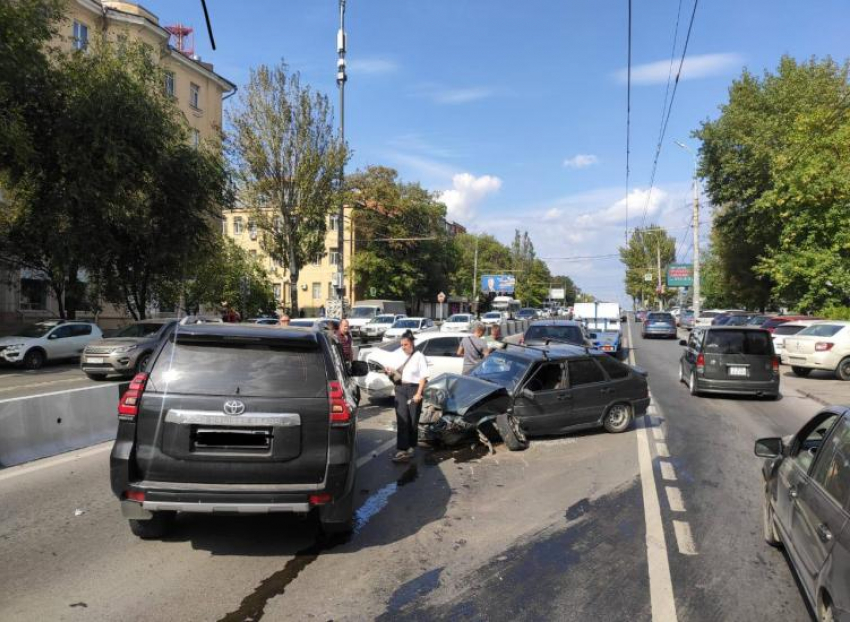 В Ростове произошло массовое ДТП на проспекте Нагибина 