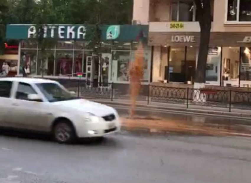 Десятиметровый коммунальный фонтан забил в центре Ростова-на-Дону и попал на видео