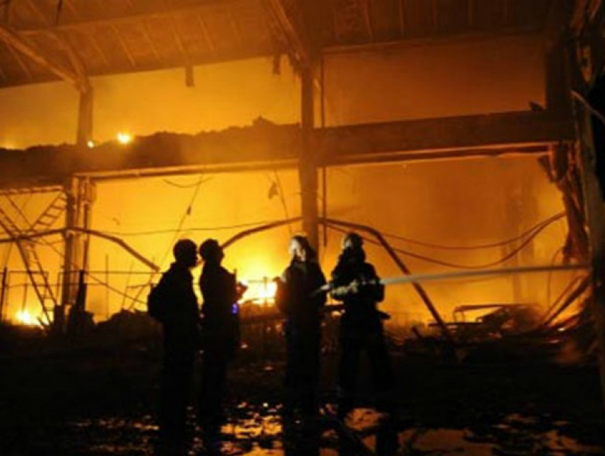 Работников мясокомбината в Ростове экстренно эвакуировали из-за пожара в цеху