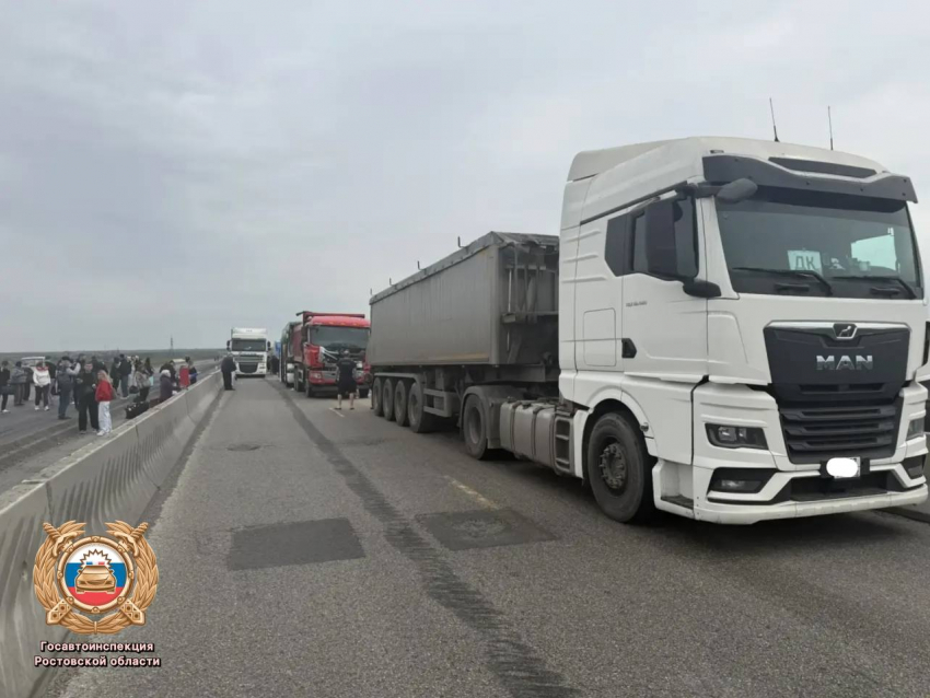 Водитель автобуса с пассажирами устроил тройное ДТП на М-4 Дон и собрал 13-километровую пробку 