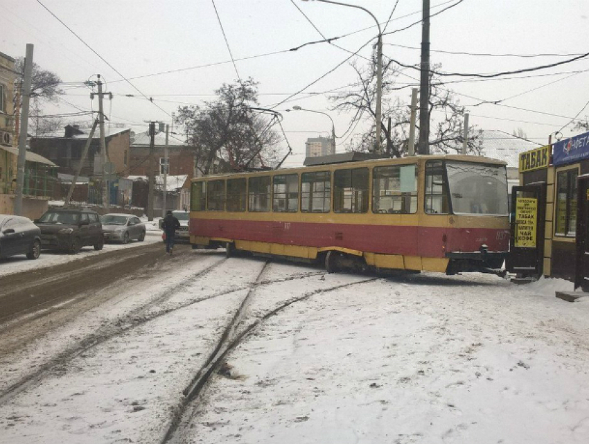 Сошедший с рельсов трамвай уткнулся «носом» в табачный ларек у Лендворца в Ростове