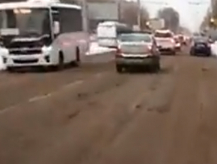 Страдания автомобилистов на заваленных снегом дорогах Ростова попали на видео
