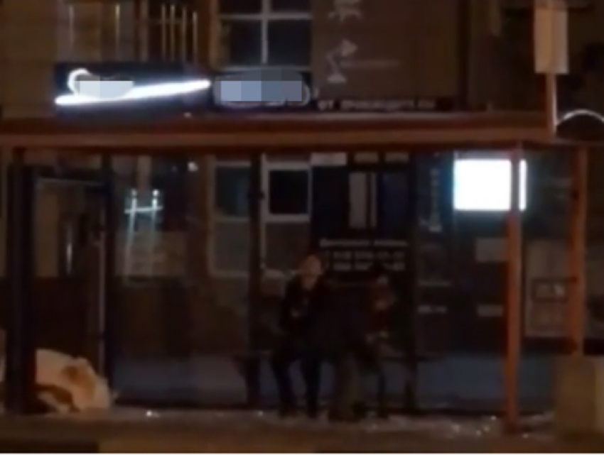 Тунеядцы с битой разбили автобусную остановку на глазах у пассажиров в Ростове
