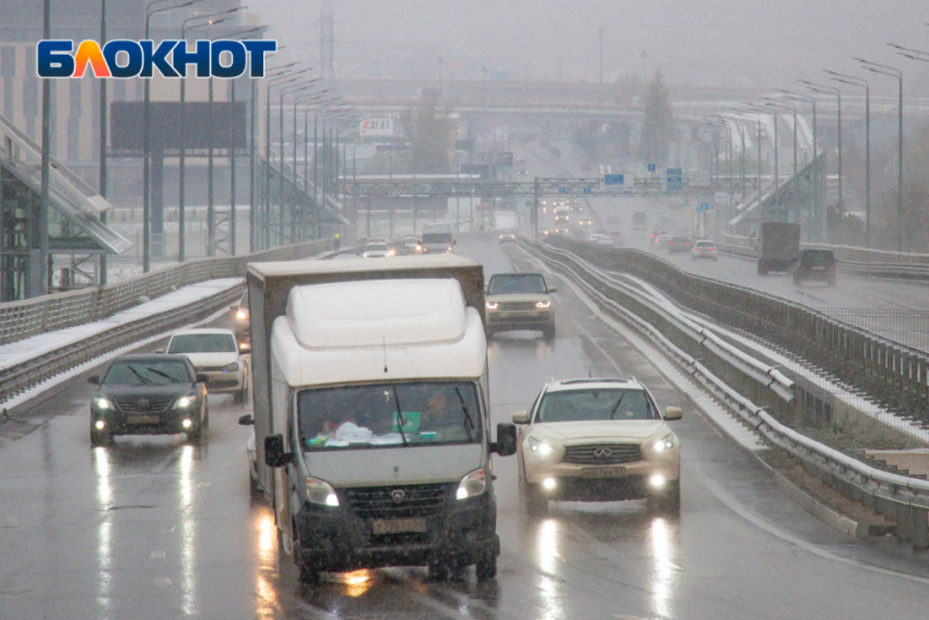 Из-за сильного снегопада в Ростове объявили экстренное предупреждение