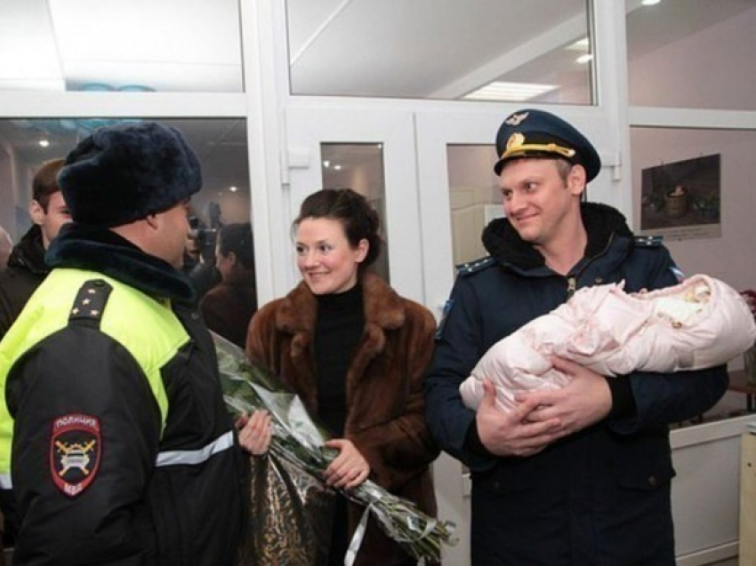 Ростовские сотрудники ДПС не позволили родить молодой женщине в машине