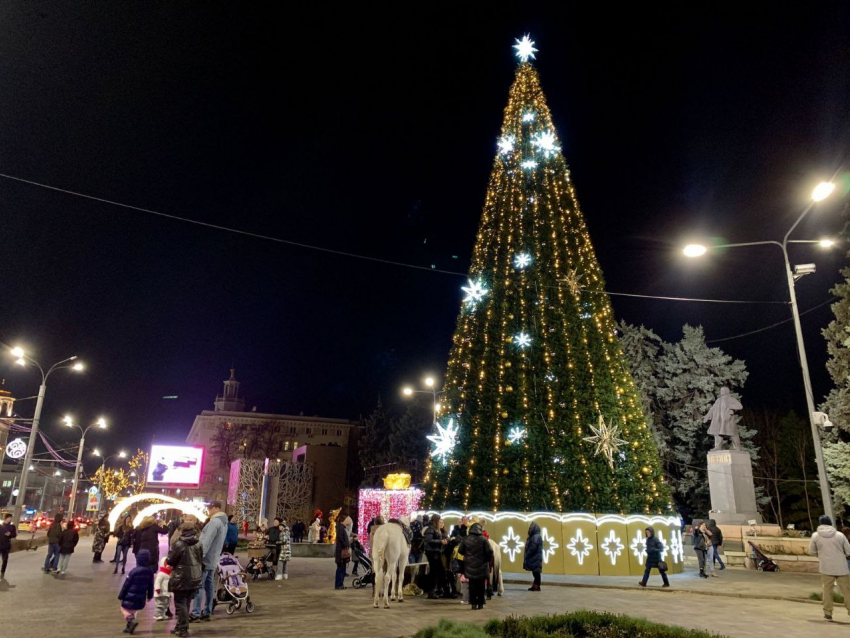 У парка Горького собрали новогоднюю елку со старыми украшениями