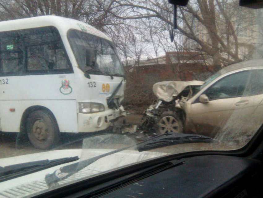 На огромной скорости бешеная маршрутка влетела в легковушку, сминая металл и калеча пассажиров в Ростове