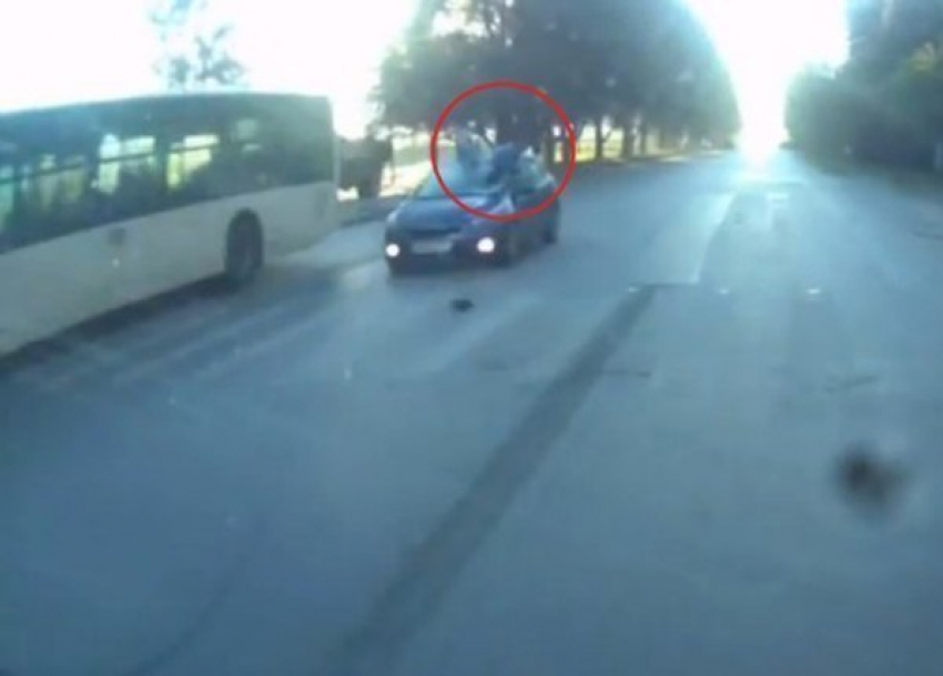 В Ростове водитель «Киа» сбил женщину на пешеходном переходе. Видео