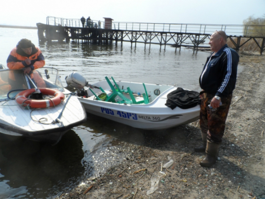 Рыбаки из Ростова опрокинулись в пластиковой лодке на водоеме Азова