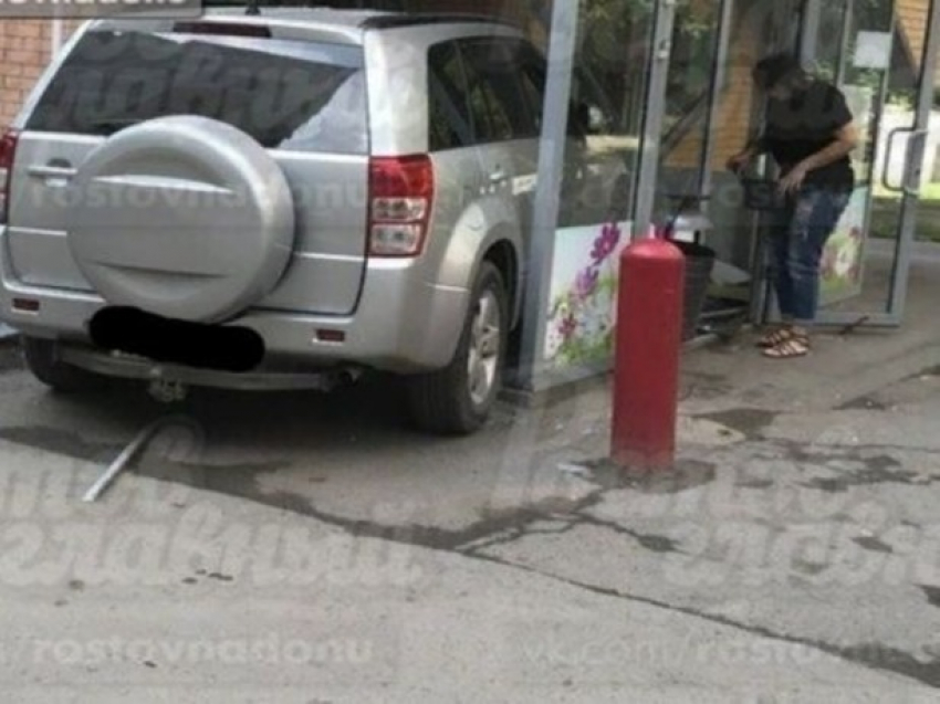 Оголодавшая леди из Ростова протаранила на машине продуктовый магазин 