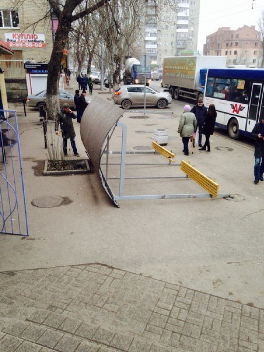 В Ростове на ул. Ленина упала остановка