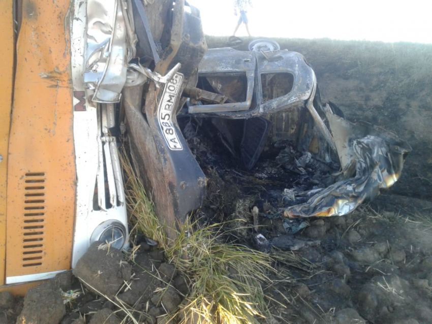 В Ростовской области легковушка влетела в КАМАЗ и загорелась