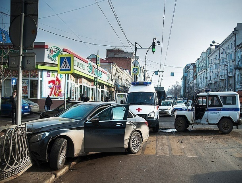 Опубликовано видео с регистратора «Мерседеса», который протаранила полицейская машина в центре Ростова